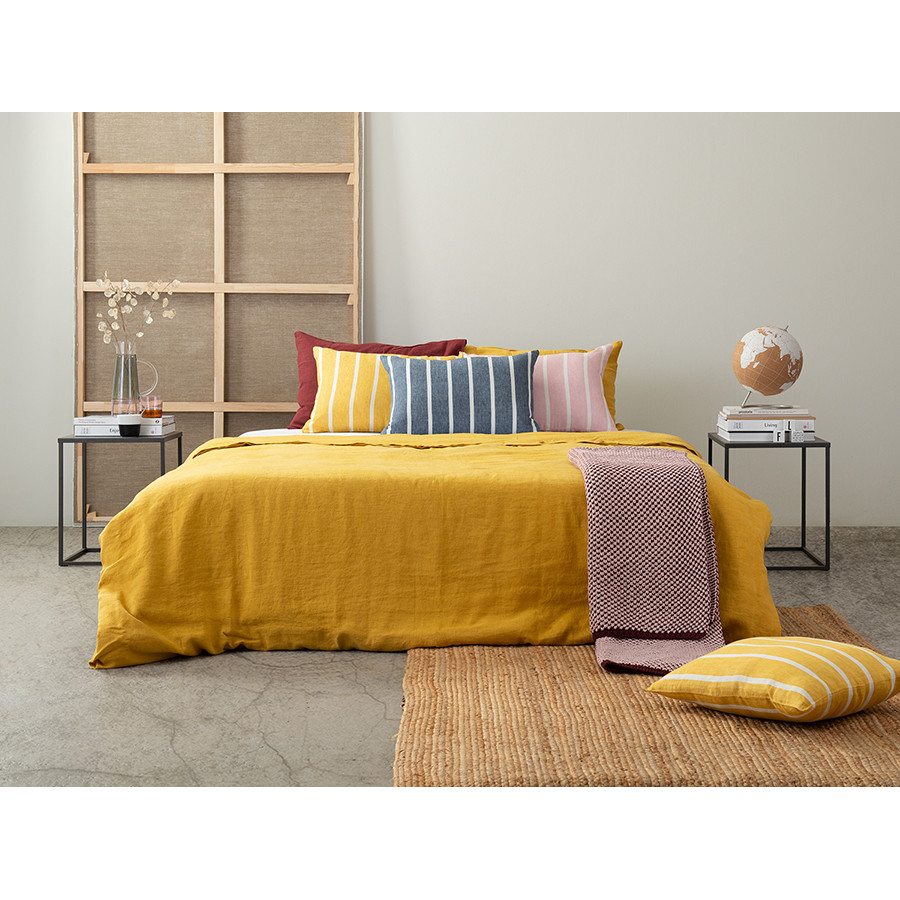Чехол на подушку декоративный в полоску горчичного цвета из коллекции essential, 45х45 см