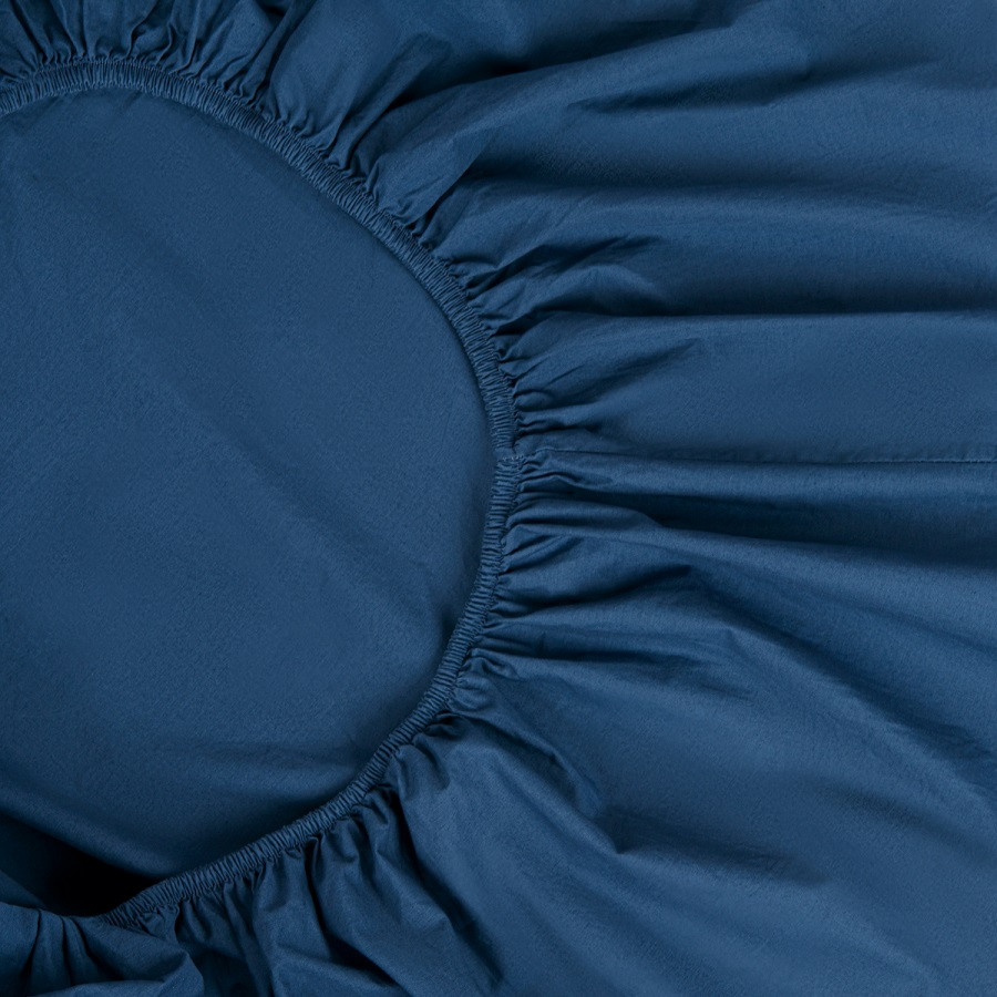 Простыня на резинке темно-синего цвета из органического стираного хлопка из коллекции essential, 180х200 см